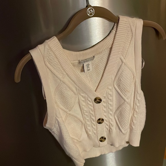 🚫SOLD🚫 Sweater Vest - Picture 4 of 10